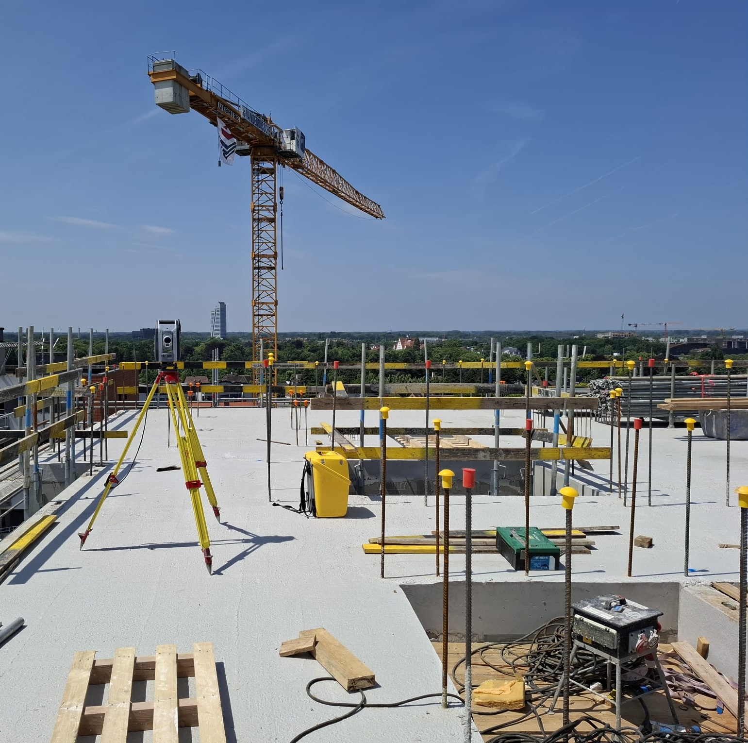 Uitzetwerk bovenop appartementsgebouw in aanbouw — Gent